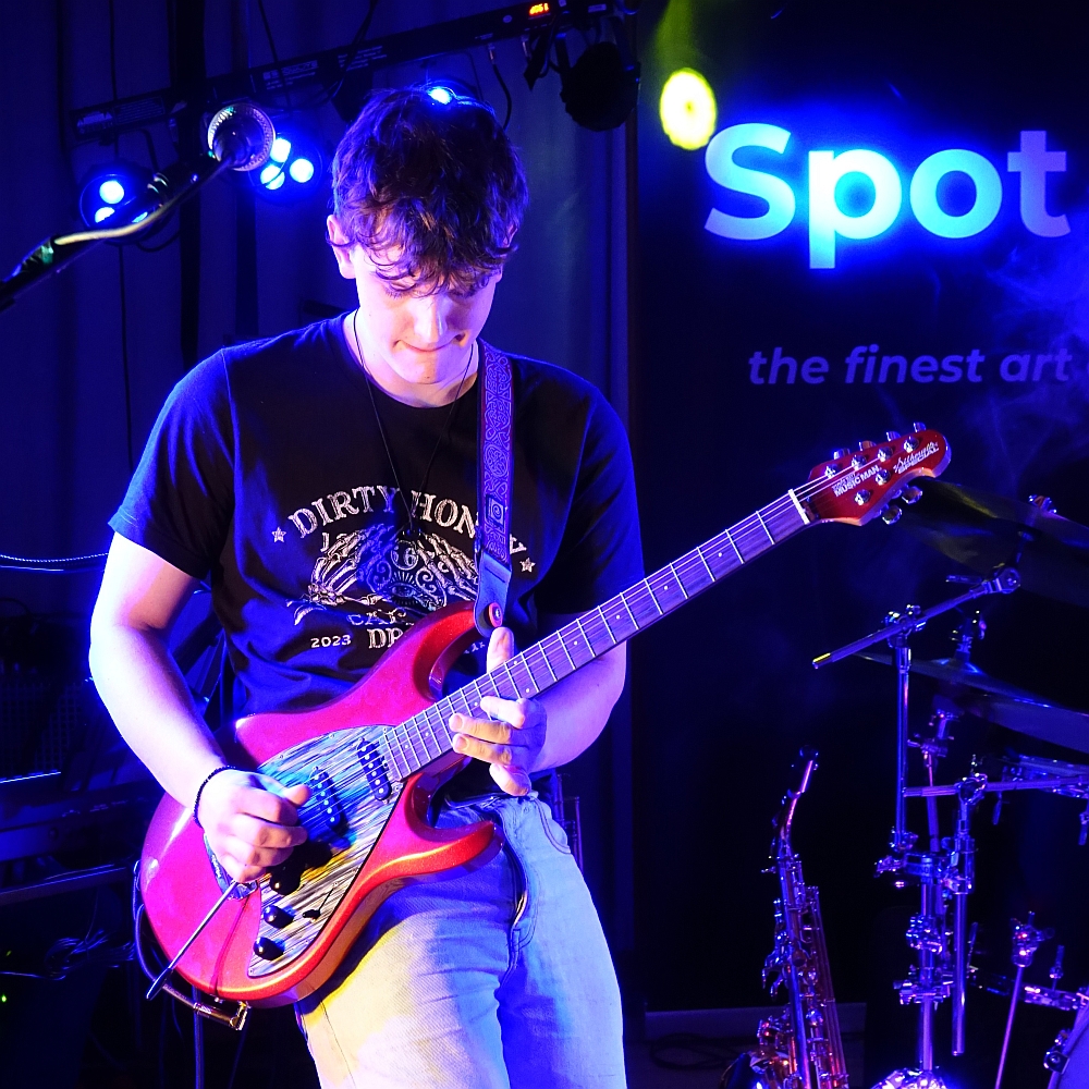 Felix, Lead Guitar