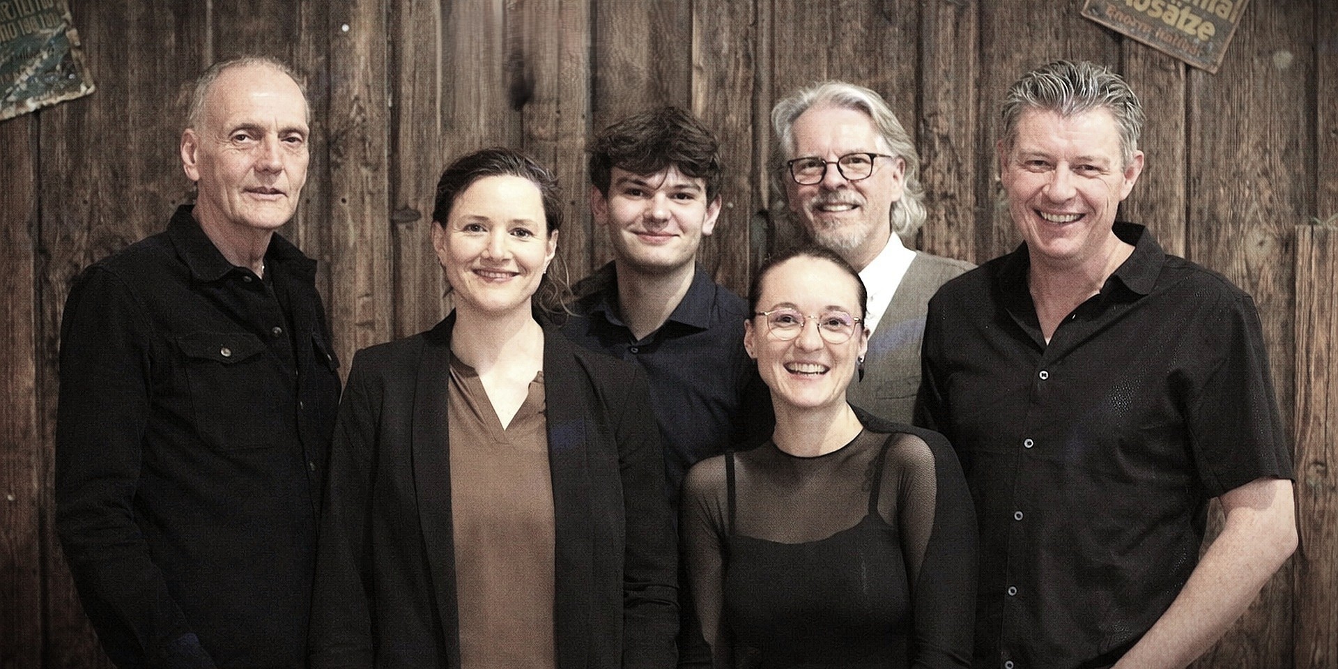 Foto der sechs Bandmitglieder